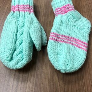 Kids knitted mitts and socks set